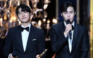 Interaksi Song Joong Ki dengan Kim Seon Ho di Blue Dragon Film Awards 2023 Buat Heran