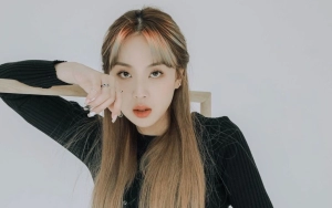 Lee Young Ji Tetap Santai Walau Alami Wardrobe Malfunction di Panggung