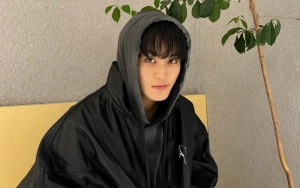 Mark NCT Picu Kekhawatiran Usai Terciduk Jalan Pincang