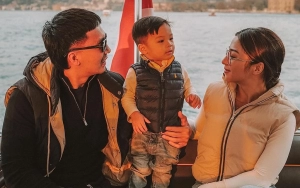 Indra Priawan Suami Nikita Willy Temani Issa Belajar Pakai Mic