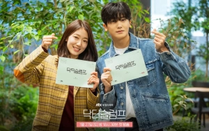 Park Shin Hye dan Park Hyung Sik Tampilkan Pesona Anak SMA di Poster 'Doctor Slump'