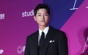 Song Joong Ki Terciduk Jalan-Jalan dengan Istri dan Anak di Roma