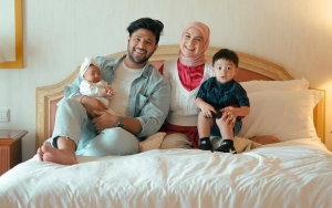 Ibu Angkat Ammar Zoni Tahan Tangis Pikirkan Nasib Irish Bella dan Anak-Anak