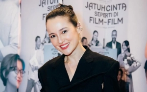 Julie Estelle Pamer Kado Mungil Saat Natal Bikin Sederet Artis Gemas