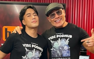 Deddy Corbuzier Ngegas Gara-Gara Kartu Ucapan di Buket Bunga Kiriman Vidi Aldiano 