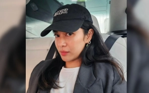 Dian Sastro Bikin Salfok Gara-Gara Kepergok Pakai Kaus Belel