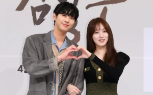 Ahn Hyo Seop Pakaikan Jasnya ke Lee Sung Kyung di SBS Drama Awards 2023