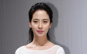 Penampilan Song Ji Hyo dengan Gaun Terbuka di SBS Entertainment Awards 2023 Dikagumi Jurnalis Korea