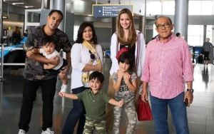 Gaya Nia Ramadhani Peluk Ayah Mertua Jadi Sorotan