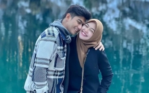 Gelagat Janggal Teuku Ryan dan Ria Ricis saat Umrah Dibaca Pakar di tengah Kabar Pisah
