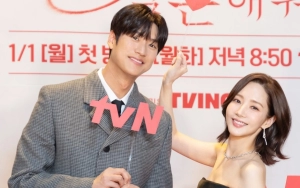 Na In Woo Gombali Park Min Young Punya Sayap Malaikat Saat Syuting 'Marry My Husband'