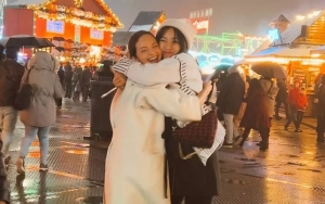 Enzy Storia dan Hesti Purwadinata Bak Adu Kemesraan Kala Liburan Bareng Suami