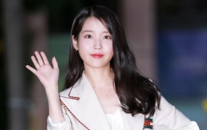 IU Konsisten Bagi Jajanan ke Fans Sepulang dari Luar Negeri dalam 10 Tahun
