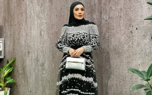 Nindy Ayunda Tampil Cantik Berhijab saat Bantah Rumor Nikah Siri dengan Dito Mahendra