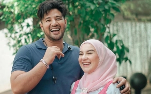 Ammar Zoni Ucap Terima Kasih ke Irish Bella Usai Hadir di Pemakaman Sang Ayah