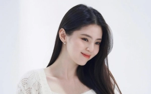 Han So Hee Viral Berkat Gesturnya saat Ladeni Fans di Paris Fashion Week 2024