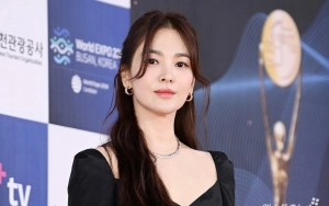 Song Hye Kyo Gandengan dengan Pria Tampan di Fendi Couture 2024 