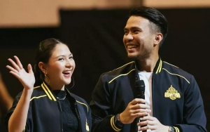 Suami Jessica Mila Bersikap Bucin Meski Tengah Hadir di Acara Politik