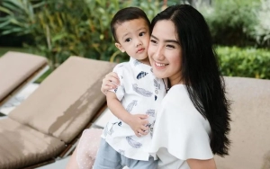 Tamara Tyasmara Nangis Kejer Seraya Peluki Makam Usai Anak Meninggal di Usia 6 Tahun