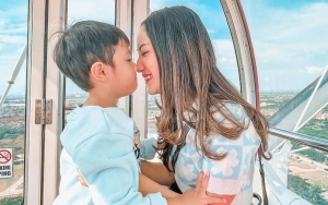 Tamara Tyasmara Unggah Foto Haru Bareng Jenazah Anak Sebelum Dimakamkan