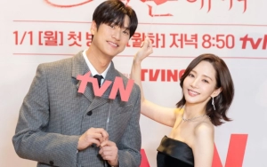 Beda Ukuran Telapak Tangan Park Min Young dan Na In Woo di 'Marry My Husband' Buat Terkejut