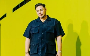 Ivan Gunawan Curi Perhatian Lewat Dandanannya Kala Tegaskan Tak Ada yang Bisa Lepaskan Mahkotanya