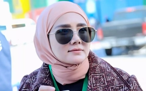 Mulan Jameela Refleks Ditarik dan Dipeluk Ibu-Ibu Buat Kerudungnya Nyaris Terlepas