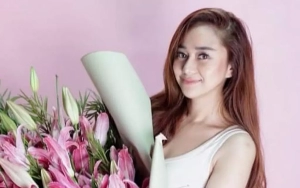 Denise Chariesta Mendadak Berhijab dengan Gaya Ala Ibu Pejabat