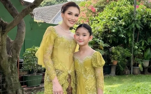 Putri Ayu Ting Ting Terciduk Tahan Tangis Haru saat Dirangkul Calon Ayah Sambung