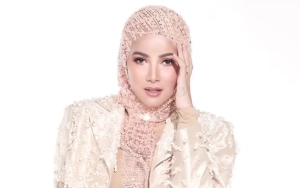 Olla Ramlan Rela Berdesakan Seraya Kenakan Sandal Jepit Demi Ramaikan Kampanye Capres 01