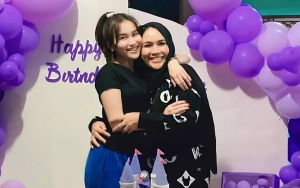 Umi Kalsum Bagikan Foto Adem di Tengah Rumor Terlalu Ikut Campur Urusan Cinta Ayu Ting Ting Disorot