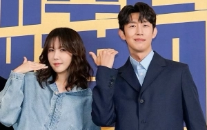 Lee Ji Ah Mandi Tepung Bareng Kang Ki Young di Lokasi Syuting 'Queen of Divorce'