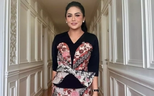Kris Dayanti Bikin Salfok Usai Pakai Heels Kala Nikmati Destinasi Alam di Kampung Halaman
