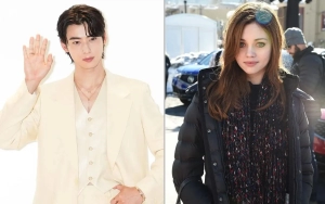 Cha Eunwoo Senyum Lebar kala Gendong India Eisley di MV 'Stay'