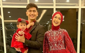 Teuku Ryan Asyik Sendiri Kala Ria Ricis Liburan Bareng Putri Cantiknya