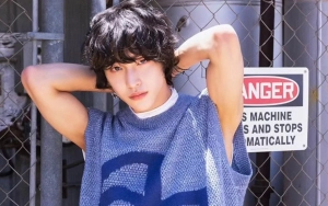 Wonbin RIIZE Pamer Pinggang Semut di SMTOWN 2024 Lewat Padu Padan Crop Top
