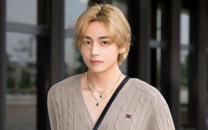 V BTS Menjelma PD Na Young Seok Versi Militer saat Berbagi Tanda Tangan