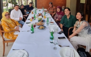 Tingkah Ayah Vidi Aldiano Buat Salfok Saat Foto Bareng Ortu Sheila Dara