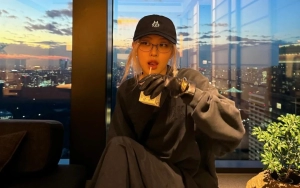 Rose BLACKPINK Viral usai Ngobrol dengan Lily Collins dan Kate Moss di PFW 2024