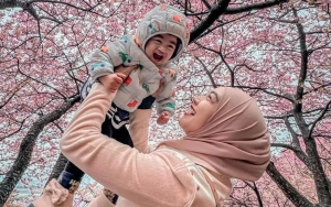 Ria Ricis Ajarkan Kebiasaan Mulia ke Sang Putri Disela-sela Asyik Traveling