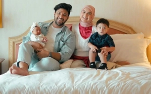 Ammar Zoni Kena Sentil saat Irish Bella Pamer Aura Cantik di Launching Brand Skincare Miliknya