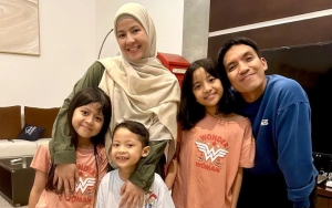 Desta Terharu bak Dapat Kejutan Manis dari Natasha Rizky saat Terkapar di Rumah Sakit