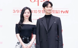 Sikap Kim Ji Won & Kim Soo Hyun Berkebalikan di Lokasi Syuting 'Queen of Tears'