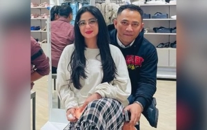 Gaun Ibu Dewi Perssik saat Lamaran Putrinya Dikira Jas Hujan hingga Jubah Harry Potter