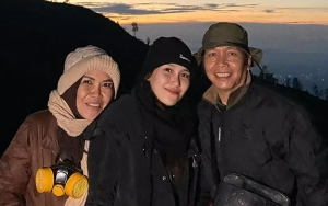 Ibu Ayu Ting Ting Pakai Perhiasan Berjejer di Jari-Jari Lentiknya Kala Gelar Pengajian