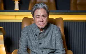 Choi Min Sik Aktor Senior 'Exhuma' Rela Pakai Barang Uwu dari Fans meski Tersiksa