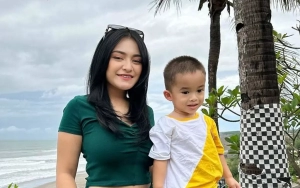 Nathalie Holscher Langsung Ditenangkan Putra Kecilnya Kala Nangis Kejer di Makam Sang Ibu