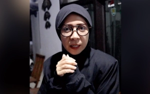 Melly Goeslaw Tangisi Peti Mati Adik Kandung Beda Agama yang Meninggal Dunia