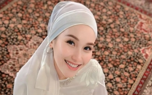 Ayu Ting Ting Curi Salfok Gara-Gara Penampakan Cincin di Jari   