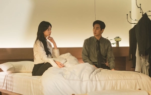 Kekuatan Otot Kim Soo Hyun Saat Gendong Kim Ji Won untuk 'Queen of Tears' Curi Fokus